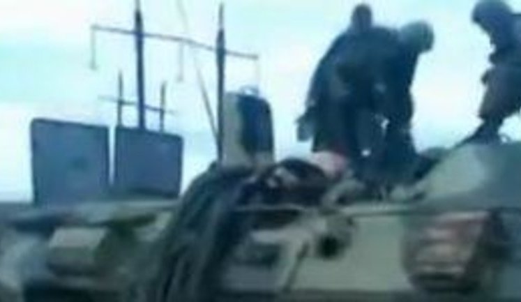 В сети показывают зверства российских солдат, называя их действиями украинских силовиков, - разоблачение пропагандистского вранья. ВИДЕО