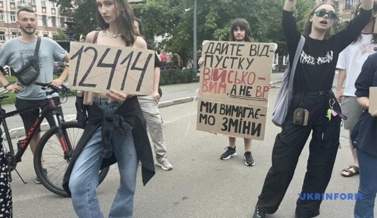 День сьомий: у Києві тривають акції проти закону, який обмежує повноваження НАБУ і САП. ФОТОрепортаж