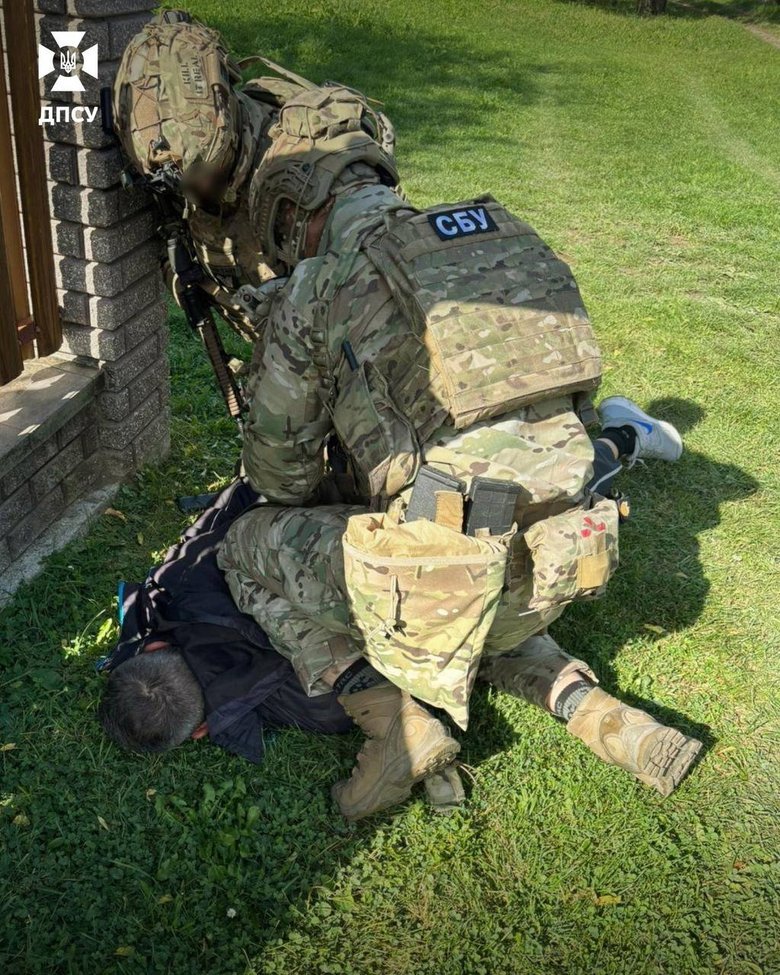 На Буковині викрили групу, яка переправляла людей до Румунії за 8 тисяч євро