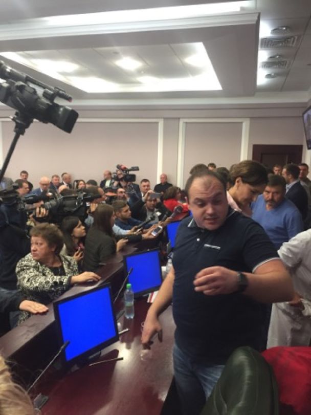 У Київській облраді побилися депутати БПП і Батьківщини 03