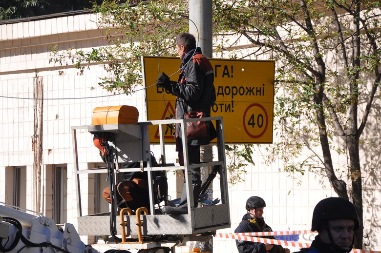 Последствия вражеских ракетных ударов по центру Киева 26