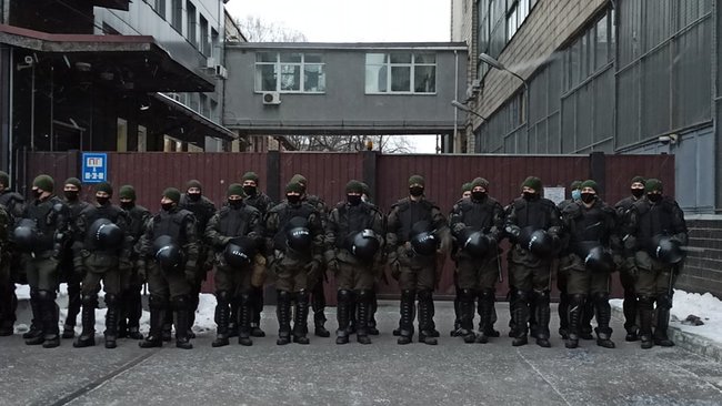 Під офісом телеканалу НАШ знову проводять акцію протесту. Присутні вимагають закрити московський гадючник 09 Під офісом телеканалу НАШ знову проводять акцію протесту. Присутні вимагають закрити московський гадючник 09