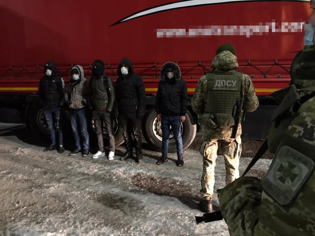 Разрезали тент полуприцепа и пытались сбежать: одесские пограничники задержали группу нелегалов из Сирии 01