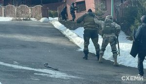 СМИ показали фото обыска резиденции Медведчука на Закарпатье. ФОТОрепортаж