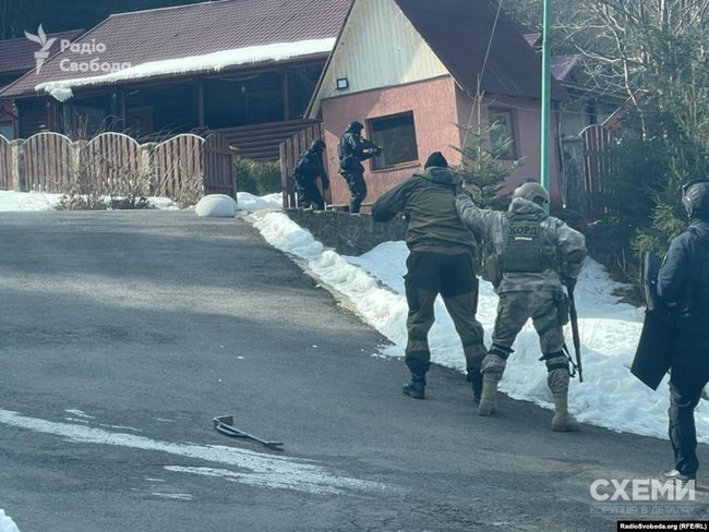 СМИ показали фото обыска резиденции Медведчука на Закарпатье 01