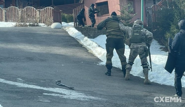 СМИ показали фото обыска резиденции Медведчука на Закарпатье. ФОТОрепортаж