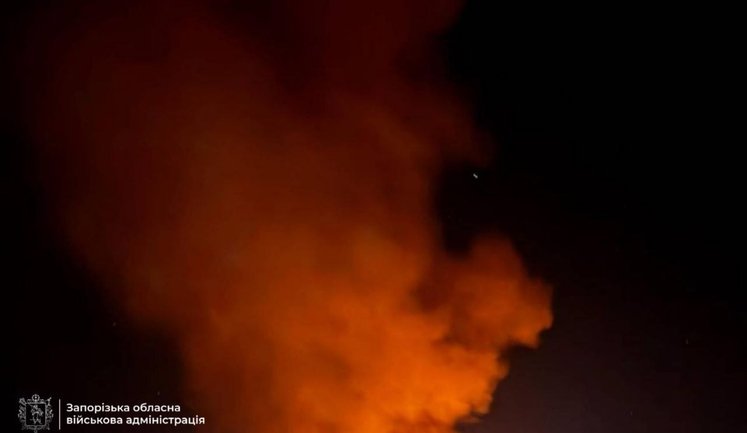 Оккупанты атаковали Запорожье, горит жилая застройка, под завалами может быть человек, - ОВА. ВИДЕО+ФОТОрепортаж