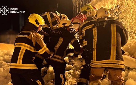 Ворог вночі атакував інфраструктурний об’єкт на Київщині: є постраждалий. ФОТОрепортаж