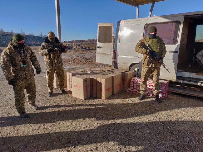 У Донецькій області правоохоронці припинили спробу незаконного переміщення через лінію розмежування великої партії сигарет 01