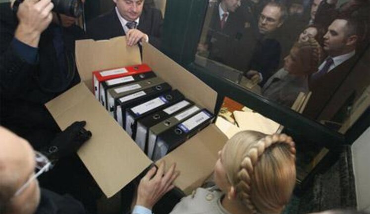 Тимошенко еле протолкалась через толпу "януковичей" и подала в ВАСУ 9 томов жалоб. ФОТОрепортаж.