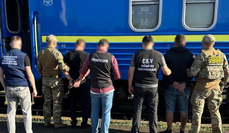 За $7 000 вивозив чоловіків до Польщі: на "Ягодині" викрили провідника, - ДПСУ. ФОТОрепортаж