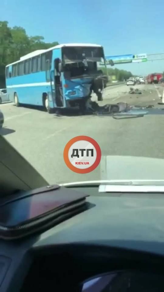 Внедорожник влетел в автобус под Киевом: один человек погиб 04