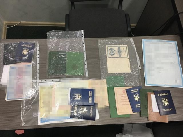 Канал виготовлення фальшивих документів і переправлення нелегалів до країн Євросоюзу ліквідовано на Буковині, - СБУ 02 Канал виготовлення фальшивих документів і переправлення нелегалів до країн Євросоюзу ліквідовано на Буковині, - СБУ 02