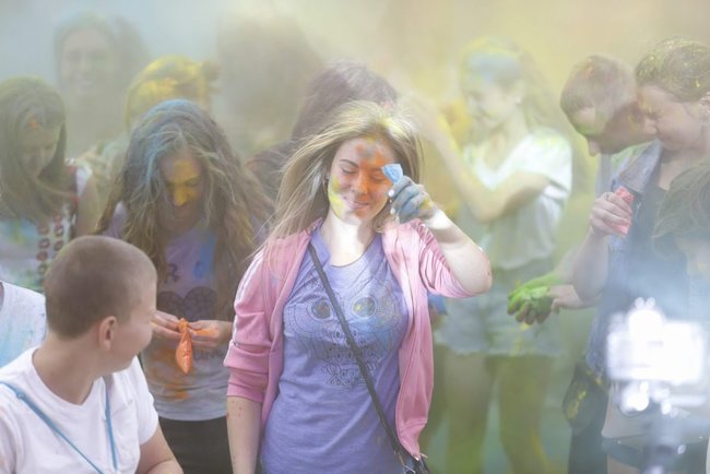 Майже 3 тисячі учасників і півтонни фарб, - у Дніпрі провели Kolir Fest 08