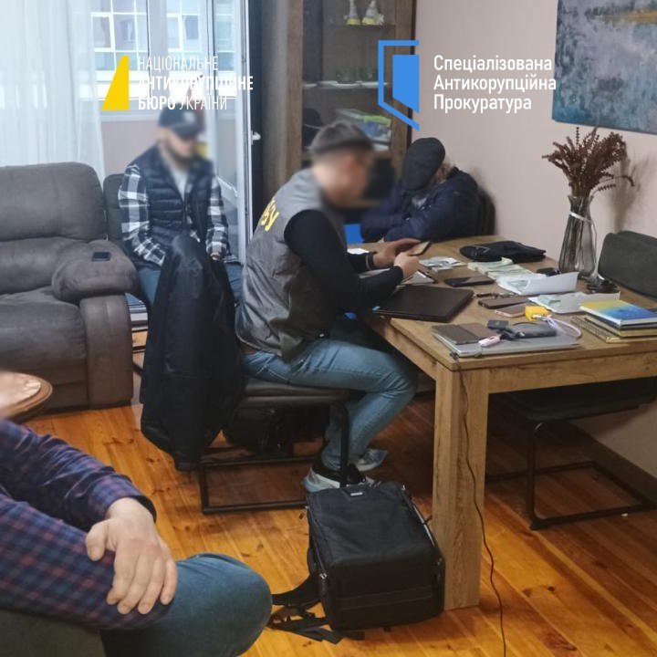 Прокурор та адвокат підбурювали надати 3,5 млн доларів хабаря