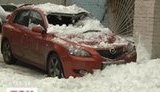 В центре Киева снежная глыба раздавила автомобиль. ФОТО