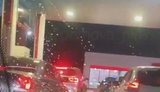 Россияне несколько часов простояли в километровой очереди за бензином, но топлива на всех не хватило: "И все красиво, благополучно съ#бываются". ВИДЕО