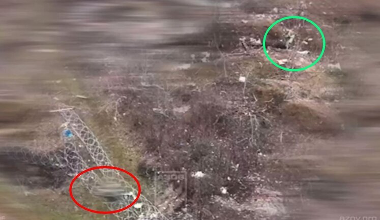 Soldier kills Russian stormtrooper with shots from his assault rifle, which got tangled in barbed wire. VIDEO