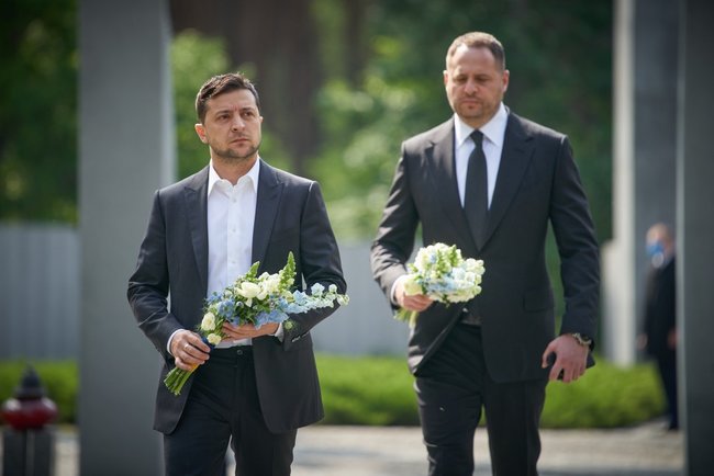 Зеленський вшанував память жертв політичних репресій: Тоталітарна машина без коливань знищувала на своєму шляху людські життя і долі 08