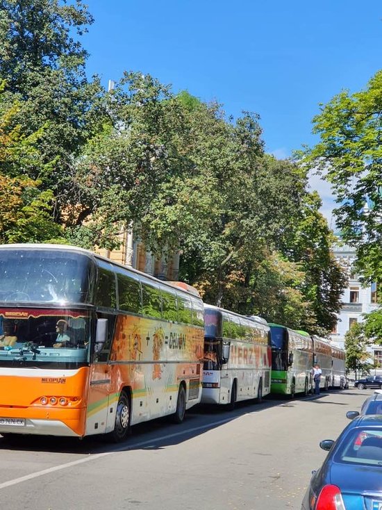 ОПЗЖ на новеньких автобусах привезла під ОП простих мешканців Луганщини качати Зеленського за гроші Кремля, - Сенченко 01