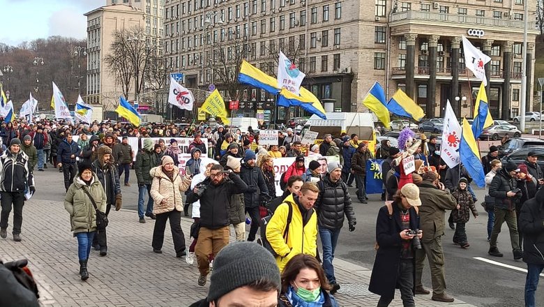 В Києві протестували антивакцинатори: QR-коди на плакатах ведуть на сайт Єдиної Росії 39