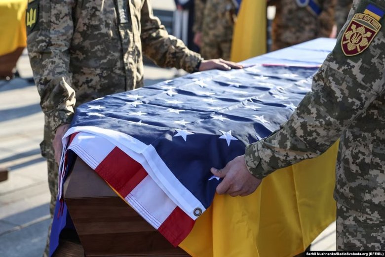 В Киеве простились с добровольцами из США Бенджамином Ю и Спенсером Бернсом Миком