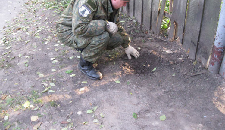 Подружжя підірвалося на розтяжці біля воріт свого будинку в Чернігівській області, - Нацполіція. ФОТОрепортаж