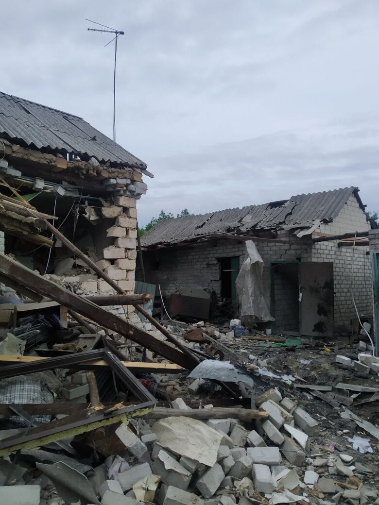 Уночі росіяни завдали авіаудар по Костянтинівці та продовжують обстрілювати прифронтові громади. Є загиблі , - Донецька ОВА 07
