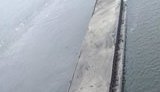 В Киеве баржа, полностью нагруженная песком, врезалась в опору пешеходного моста, - активист "Автомайдана". ФОТО