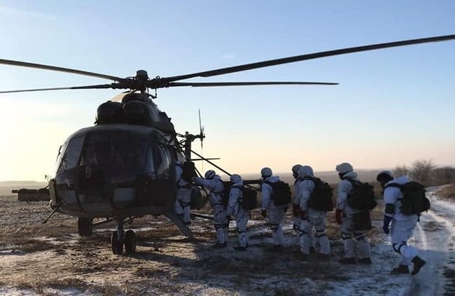 Воїни 81-ї ОАБр відпрацювали беспарашутне десантування з вертольота 01