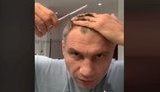 Карантинная прическа от Кличко: мэр Киева самостоятельно подрезает волосы перед зеркалом. ВИДЕО