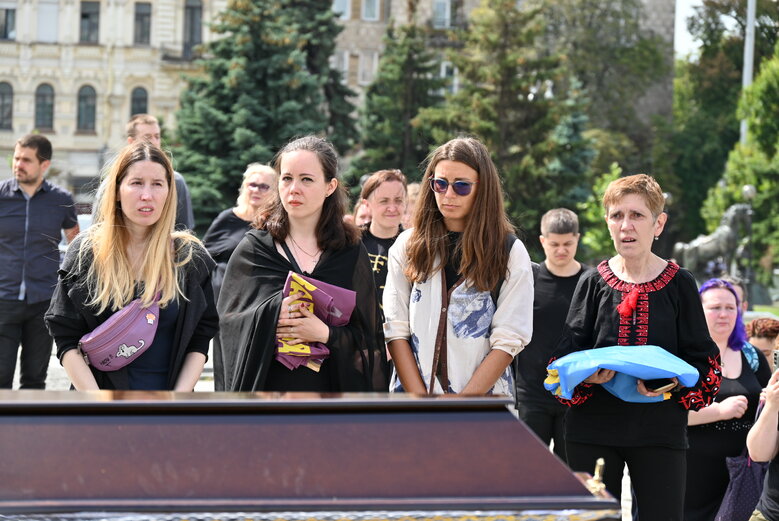 На київському Майдані попрощалися із бойовим медиком Дар’єю Філіп’євою (Блискавкою), яка загинула на фронті 06