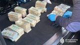 В машине начальника таможенного пункта обнаружили $700 тысяч наличными. ВИДЕО