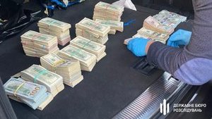 В машине начальника таможенного пункта обнаружили $700 тысяч наличными. ВИДЕО