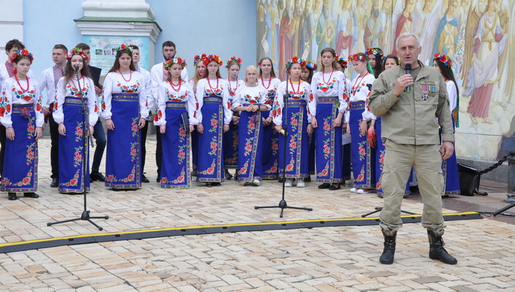 "Завдяки їм ми можемо стояти під чистим небом і розмовляти рідною українською мовою", - заходи з нагоди Дня Героїв відбуваються у Києві. ВІДЕО+ФОТОрепортаж