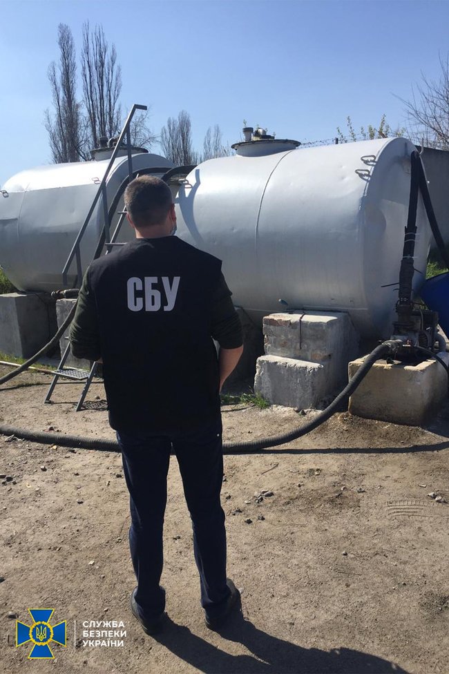 Работу нелегального нефтезавода блокировали на Днепропетровщине: Ежедневно производилось несколько десятков тонн топлива 05