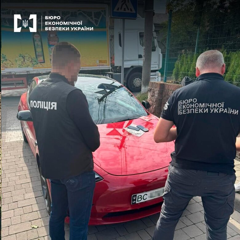 БЕБ викрило злочинну групу, яка збувала фальшиві долари на Львівщині