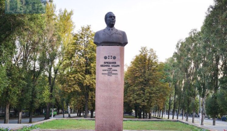 У Кам’янському вирішили поки не демонтовувати пам’ятник Брежнєву: міськрада вирішила розглянути питання після закінчення воєнного стану. ДОКУМЕНТ
