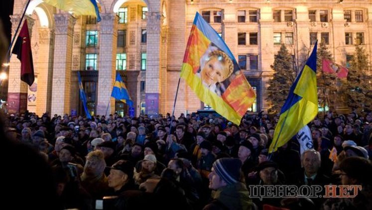 На Майдан праздновать годовщину Оранжевой революции пришли около тысячи человек