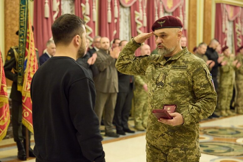 Zelenskyy presents state awards on occasion of Day of Airborne Assault Forces 15 Zelenskyy presents state awards on occasion of Day of Airborne Assault Forces 15