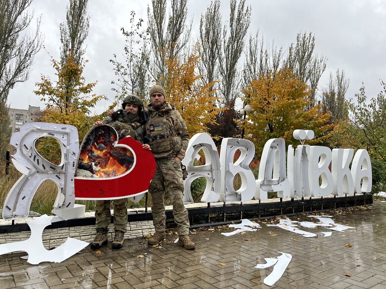 Кохана Героя України Дмитра Коцюбайла - ДаВінчі Аліна Михайлова: Він заводив своїх у підвал. І заходив останнім. Саме в цей момент прилетів снаряд 04