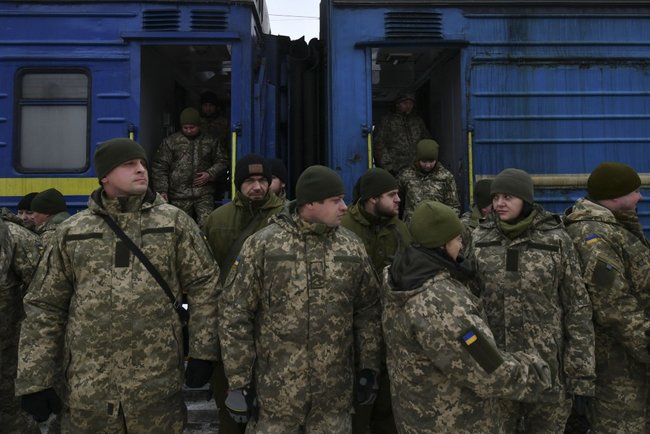 Порошенко в Білій Церкві взяв участь у зустрічі військовослужбовців 72-ї ОМБр, які повернулися із зони проведення ООС 04