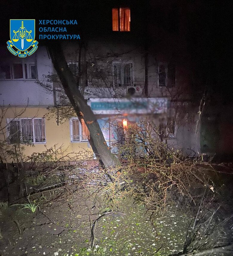 Наслідки ворожих обстрілів Херсону 02