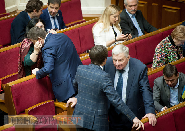 Поцелуй Матиос и Таруты и Ивченко с цепом, - день работы Рады 4 декабря 03