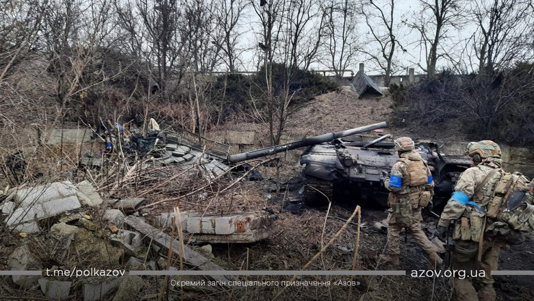 Азовцы показали уничтоженную технику россиян в Мариуполе 04
