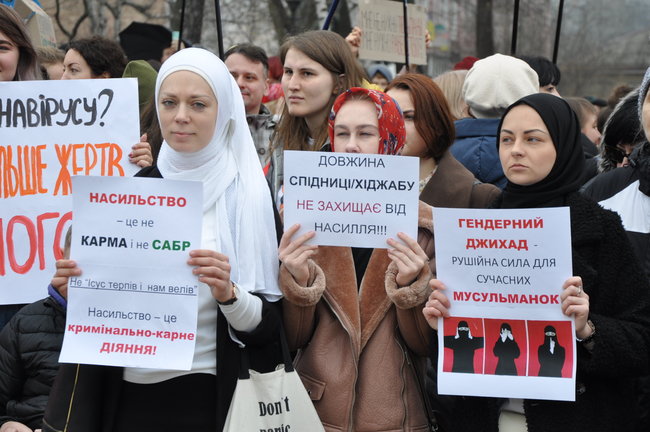 Марш за права женщин прошел в центре Киева 65