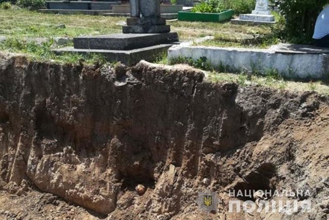 Під час спорудження меморіалу воїнам Української Галицької армії в Чорткові вивезли на смітник людські останки 02 Під час спорудження меморіалу воїнам Української Галицької армії в Чорткові вивезли на смітник людські останки 02