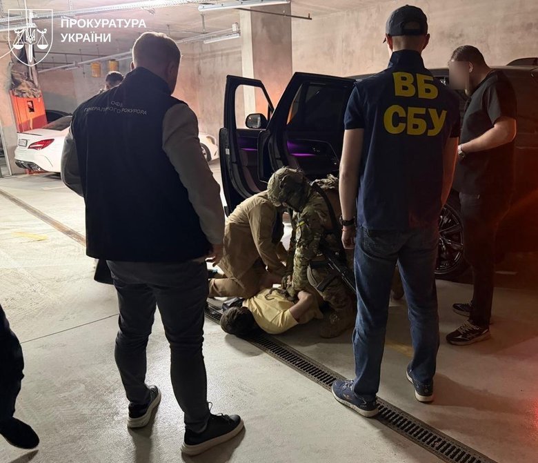 Працівник СБУ попався на хабарі у 34 тисячі доларів
