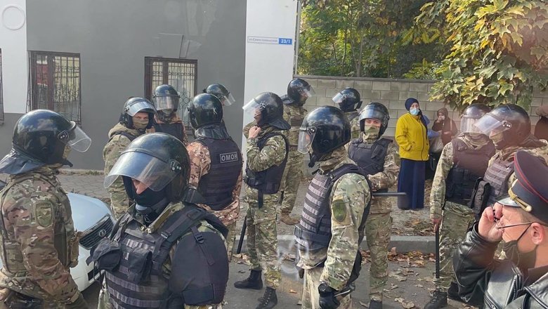 В Симферополе оккупанты задержали 21 крымского татарина во время суда по делу Красногвардейской группы Хизб ут-Тахрир 08