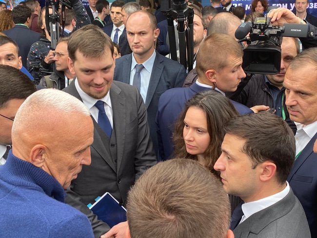 На президентському інвестфорумі в Маріуполі Ярославський сказав, що готовий побудувати новий аеропорт у Донецьку 01